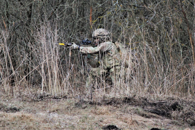 Brytyjscy żołnierze, ćwiczenia na poligonie
