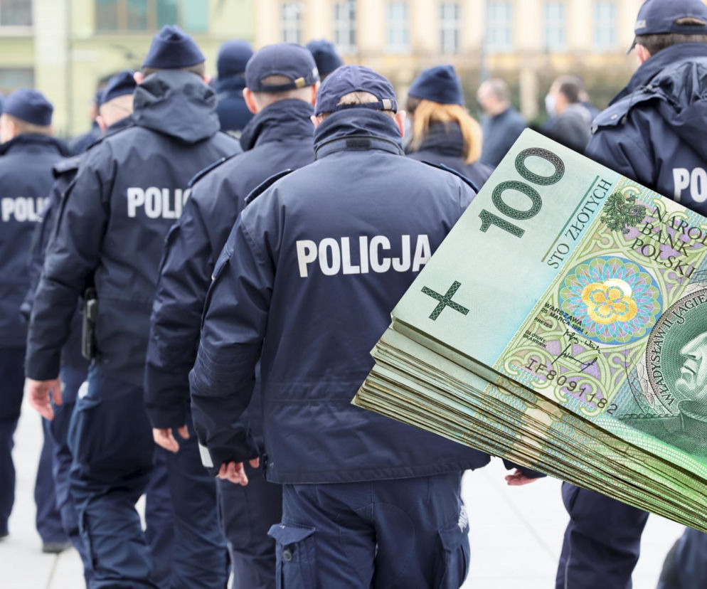 Grupka policjantów w mundurach służbowych na ulicy. Na pierwszym planie stos banknotów stuzłotowych, symbolizujący wysokie zarobki. O rekrutacji i benefitach w Policji przeczytasz na Super Biznes.