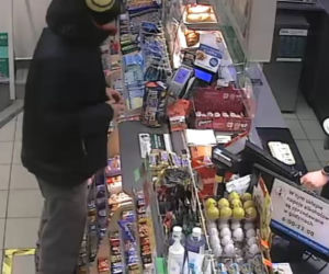Katowice: Chciał zapłacić za zakupy zabawkowym banknotem. Teraz szuka go policja. Rozpoznajecie? [ZDJĘCIA]
