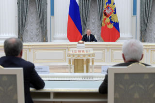 Putin za wielkim, okrągłym stołem. Doradca szefa MSW Ukrainy aż zakpił. „Ciekawe, czy dostali lornetki?”