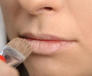 Twoja szminka znika po pierwszym posiłku? Zastosuj trik z „jedną warstwą”, a przetrwa całą imprezę