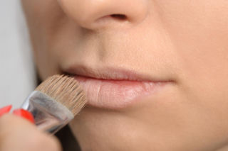 Twoja szminka znika po pierwszym posiłku? Zastosuj trik z „jedną warstwą”, a przetrwa całą imprezę