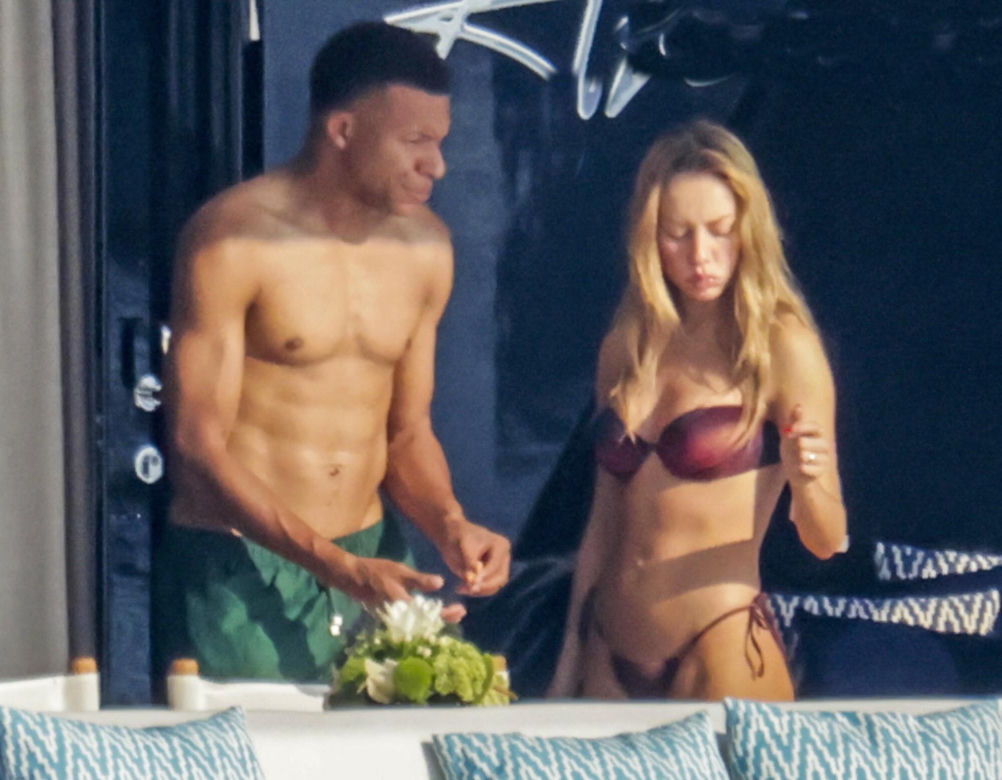 Kylian Mbappe z aktorką Ester Exposito na wakacjach na Sardynii