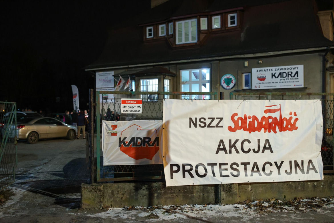 Górnicy opuszczają Kopalnię Węgla Kamiennego Silesia w Czechowicach-Dziedzicach
