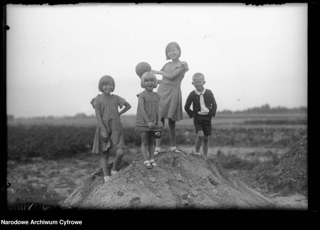Grupka dzieci na górce (1933 r.)