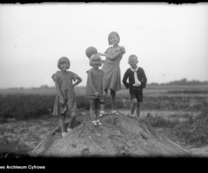 Grupka dzieci na górce (1933 r.)