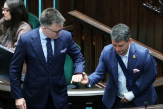 Poseł Paweł Śliz miał wypadek! Z ręką na temblaku pojawił się w Sejmie