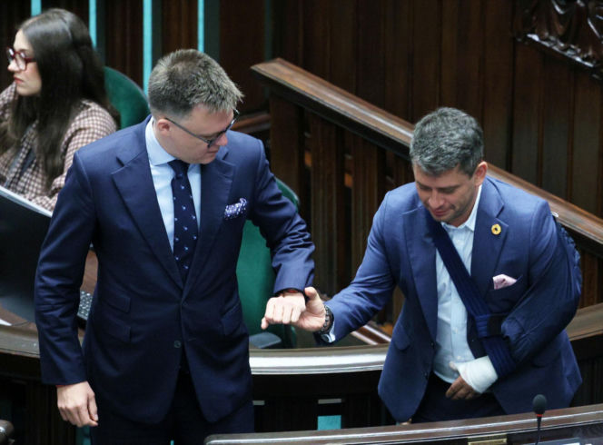 Poseł Paweł Śliz miał wypadek! Z ręką na temblaku pojawił się w Sejmie
