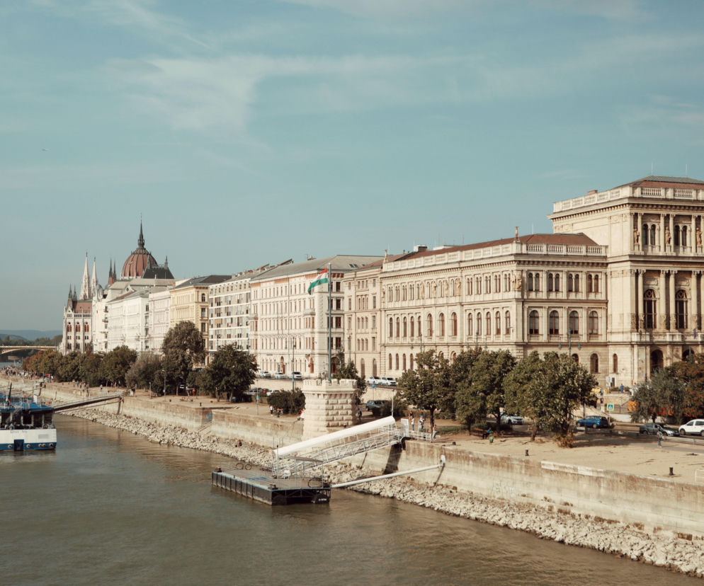 Wybrzeże Dunaju w Budapeszcie z widokiem na parlament. O znalezieniu bomb w rzece przeczytasz na Eska.