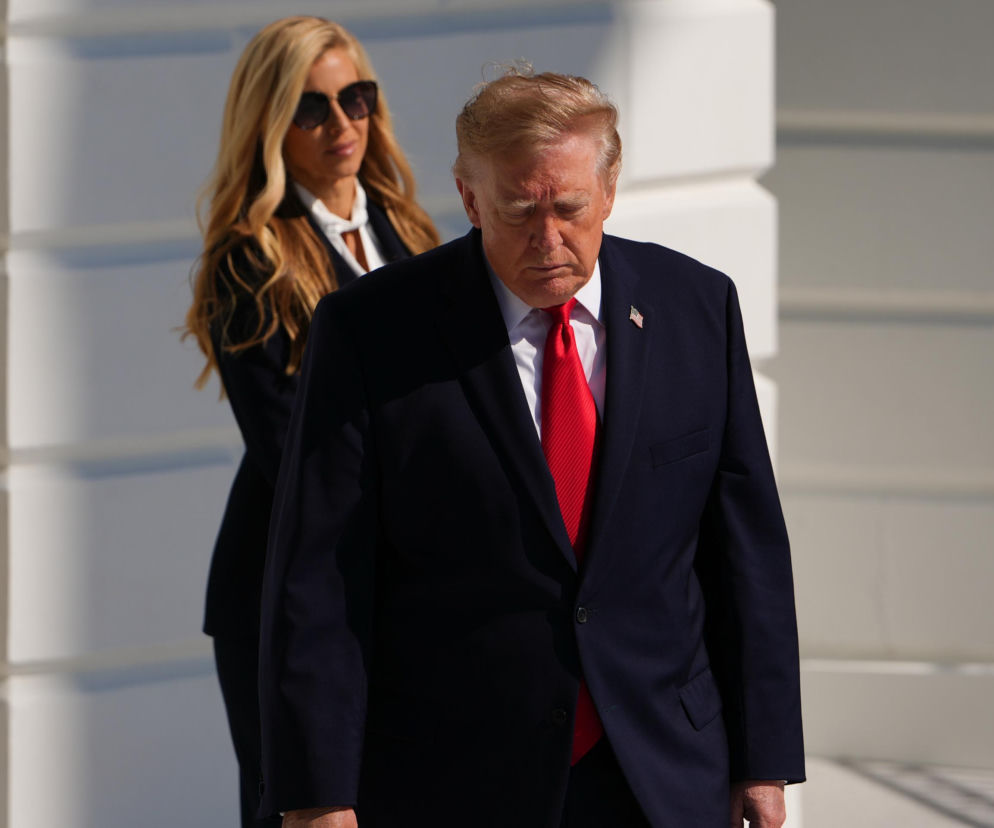 Donald Trump ze spuszczoną głową na tle Białego Domu. O spadku poparcia dla prezydenta USA przeczytasz na SE.