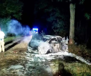 Cała okolica płacze po wypadku w Romanowie! Morze kwiatów przykryło trumny