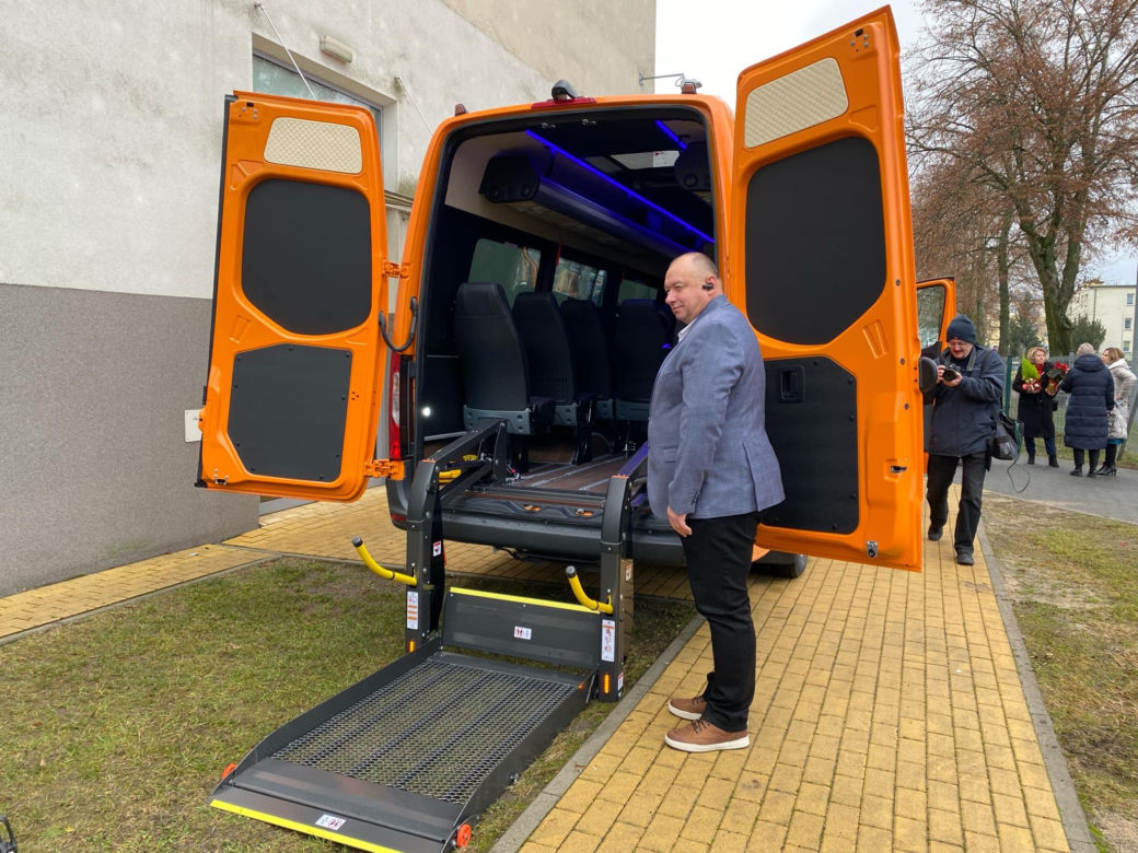 Ułatwi transport dzieci z niepełnosprawnościami. Nowy bus trafił do SOSW w Siedlcach
