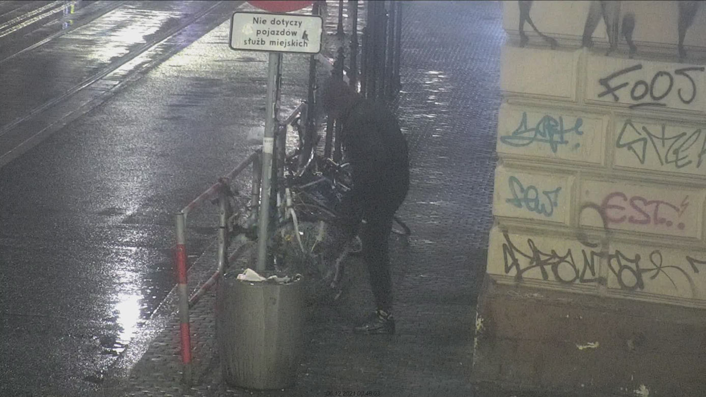 Kraków. Atak furii w centrum miasta. Kamera wszystko nagrała