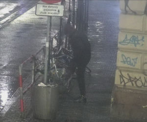 Kraków. Atak furii w centrum miasta. Kamera wszystko nagrała