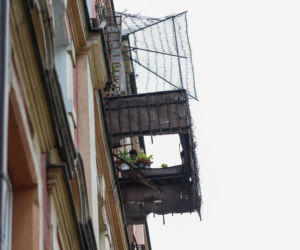 Runęli z balkonem, winnych nie ma