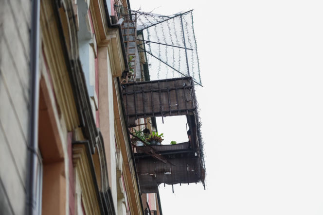 Runęli z balkonem, winnych nie ma