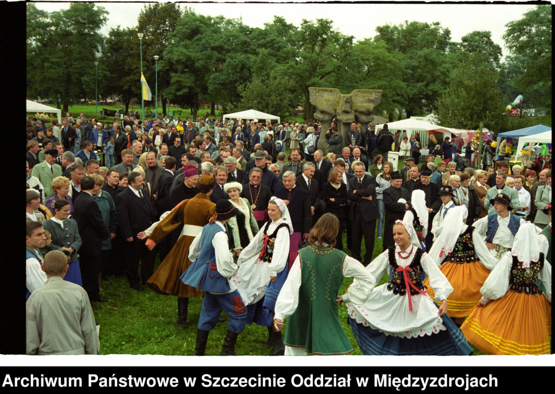 Uśmiechnięci Polacy, stroje ludowe, tańce i huczne pożegnanie lata. Tak obchodzono dożynki kilkadziesiąt lat temu