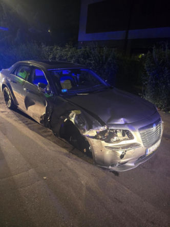 Wracała z imprezy do domu. 51-latka uszkodziła sześć aut i motocykl