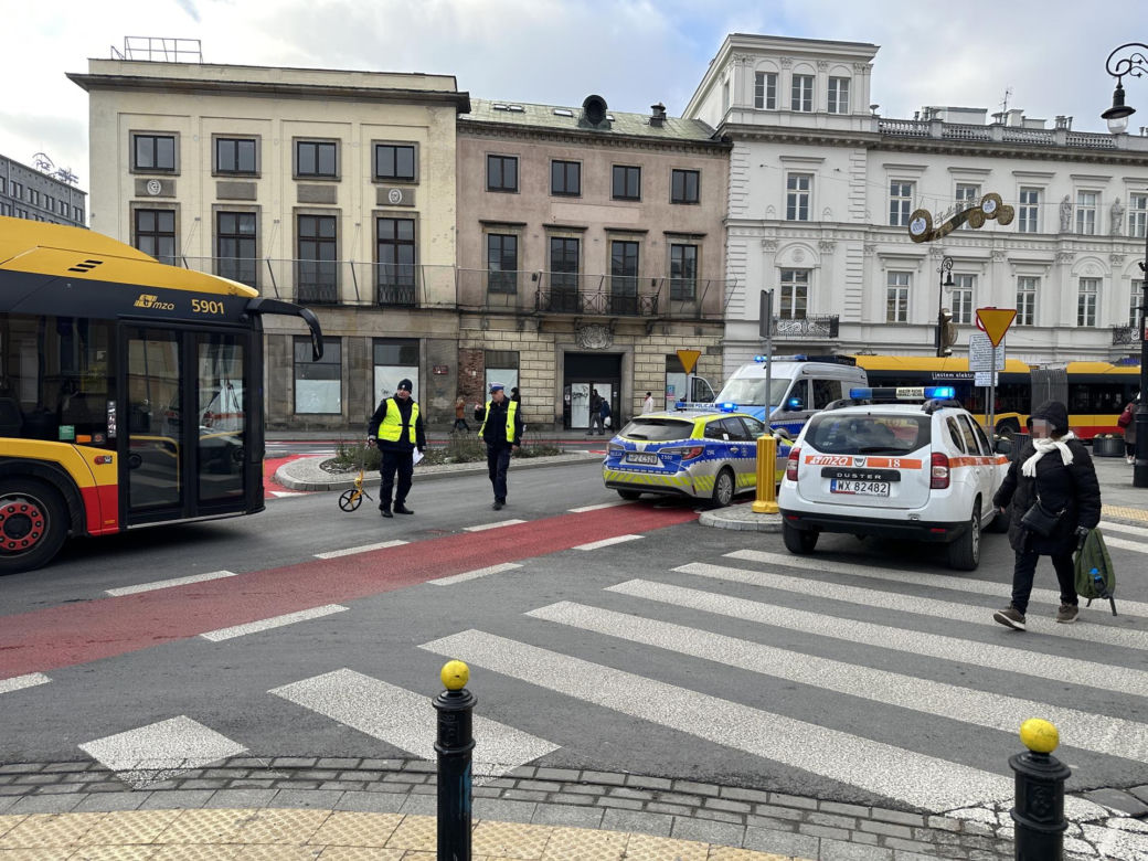 Koszmarny wypadek przy palmie. Autobus przejechał pieszą, a ulicą polała się krew