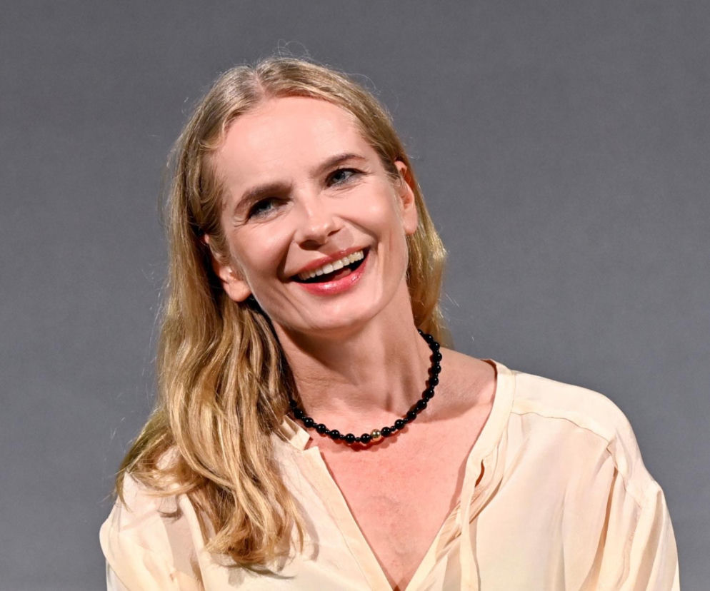Uśmiechnięta Magdalena Cielecka w jasnej koszuli i czarnych koralach. O jej nowym serialu Zmora przeczytasz na SE.