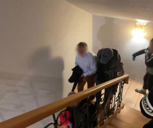 Policja rozbiła grupę handlującą lekami opioidowymi. Cztery młode kobiety nie żyją. Wśród zatrzymanych jest lekarz