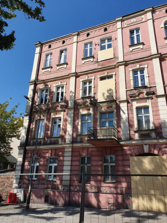 Widziałam jak sąsiedzi runęli z balkonem