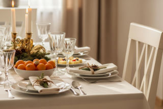 Wigilijny stół. Z którym politykiem Polacy usiądą na święta?