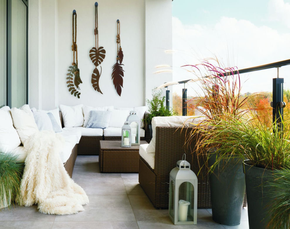 Mały balkon w bloku lub kamienicy z ozdobami boho.