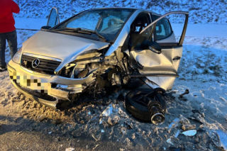 Czołowe zderzenie w powiecie kościańskim. Dwie osoby w szpitalu [ZDJĘCIA]