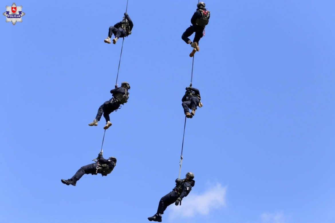 Potężny Black Hawk krąży nad Lublinem. Policyjny śmigłowiec w akcji