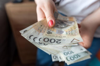 400 zł na wychowawczym nie dla każdego. Jeden błąd może kosztować utratę dodatku