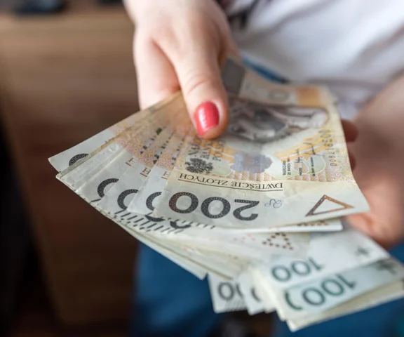 400 zł na wychowawczym nie dla każdego. Jeden błąd może kosztować utratę dodatku