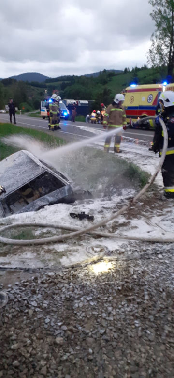 Audi uderzyło w przepust i stanęło w ogniu. Autem podróżowało dwóch 19-latków