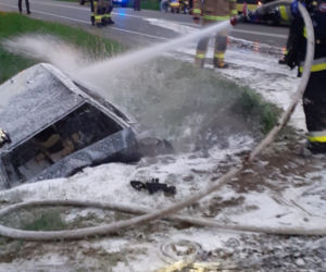 Audi uderzyło w przepust i stanęło w ogniu. Autem podróżowało dwóch 19-latków