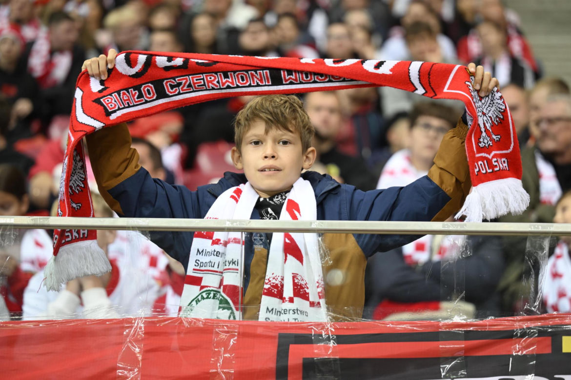 Anna Lewandowska z teściową i jej partnerem na meczu Polska - Bośnia