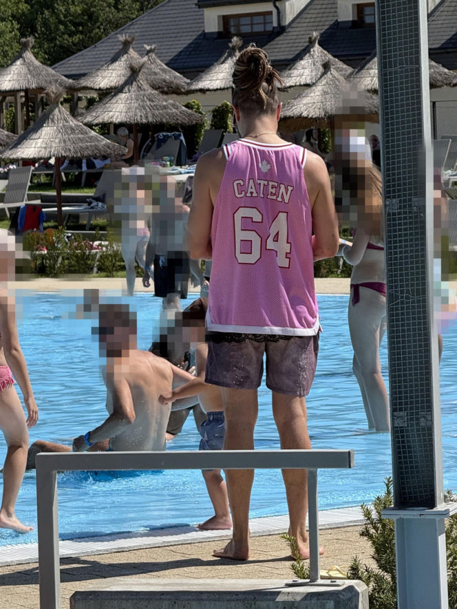 Baron z synkiem na basenie