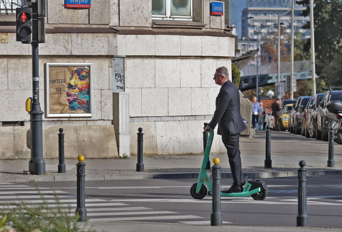 Poseł Wipler przejechał hulajnogą na czerwonym świetle