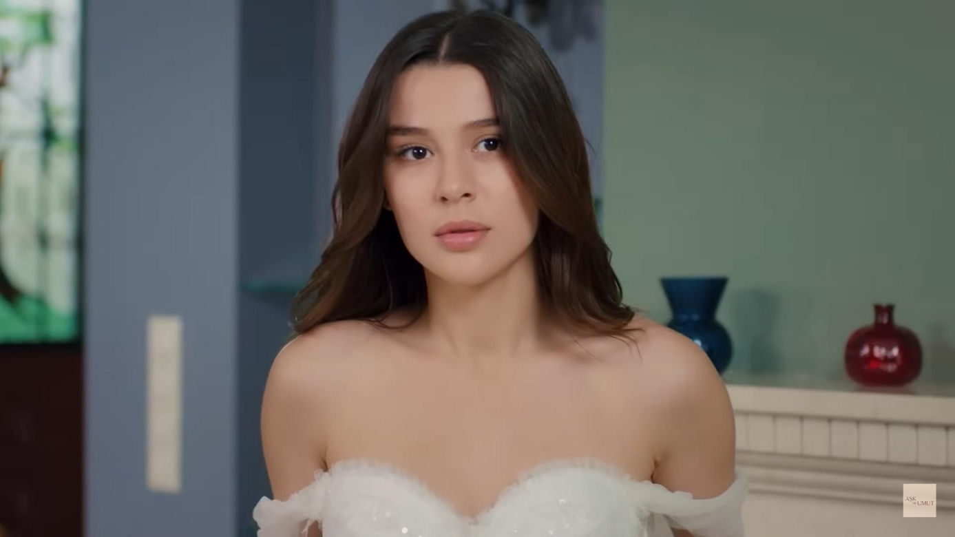 Zeynep w sukni ślubnej 