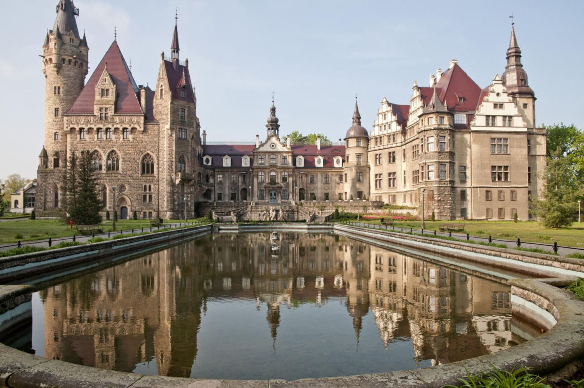 Metamorfoza Zamku w Mosznej. Z sanatorium w bajkowy hotel - tak przez lata zmieniał się jeden z najbardziej czarujących budynków w Polsce