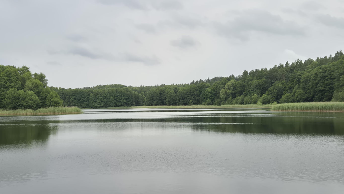 To jezioro pod Olsztynem przyciąga tajemniczą aurą. Trzeba zachować tam absolutną ciszę
