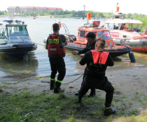 Mikołajki. Śmigłowiec spadł do jeziora Tałty! Leciały nim trzy osoby [FOTO]