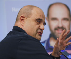 Tak Cezary Żak wyglądał na początku kariery. Niezwykła metamorfoza gwiazdora Miodowych lat