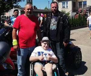 Gabryś przeszedł 17 operacji, tylko na twarzy i dłoniach nie ma blizn. Jego pają jest pomoc innym!