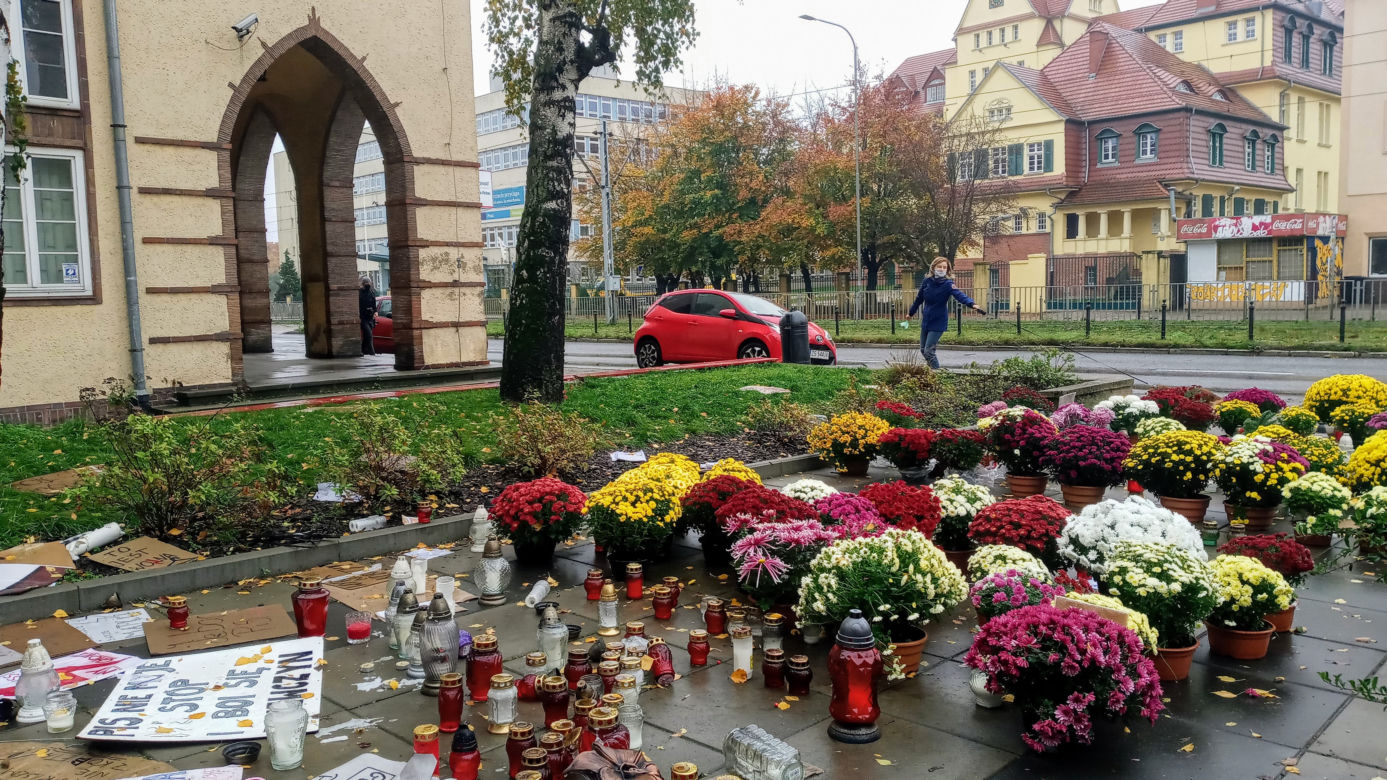 Chryzantemy i znicze pod siedzibą PiS w Szczecinie