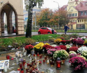 Chryzantemy i znicze pod siedzibą PiS w Szczecinie