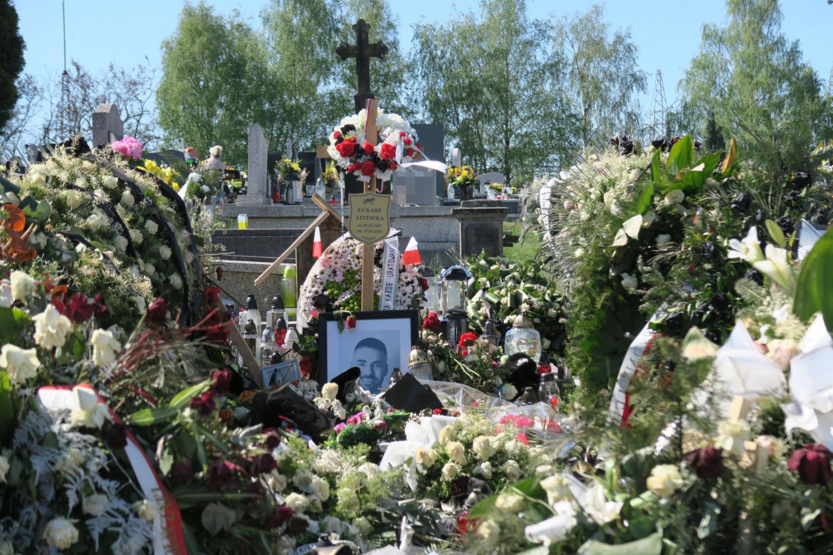 Tak wygląda grób Łukasza Litewki po pogrzebie. Ocean zniczy i kwiatów. "Ślij mi czasem uśmiech z nieba"