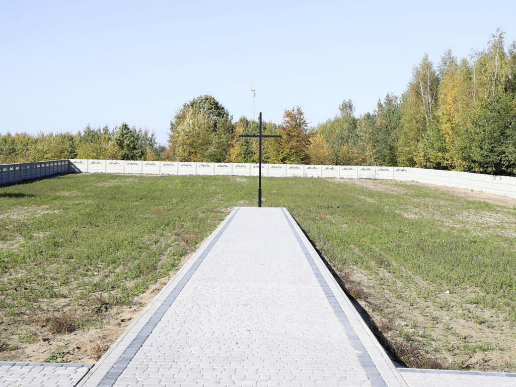 Grób 3-letniego Stasia utonął w morzu kwiatów. Trudno powstrzymać łzy