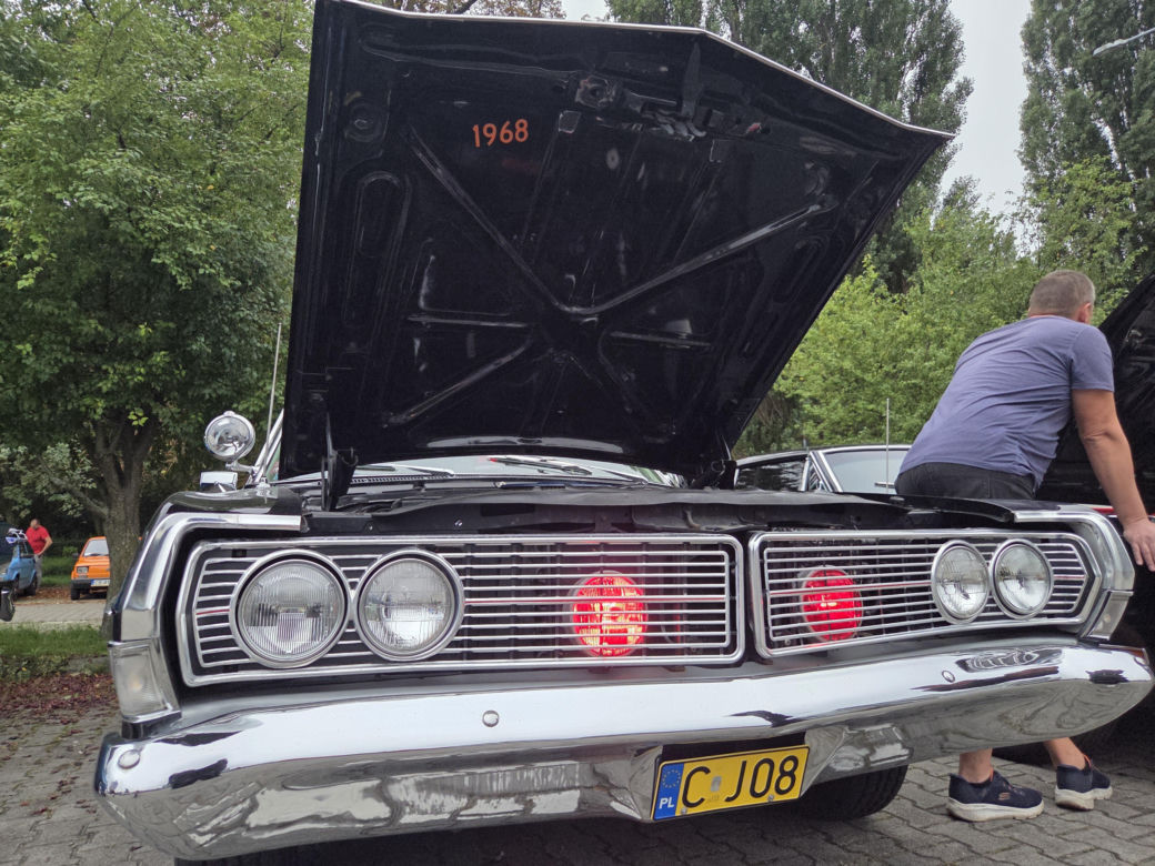 Prawdziwe motoryzacyjne perełki pod Torbydem! Bydgoskie Klasyki Nocą znów zachwyciły