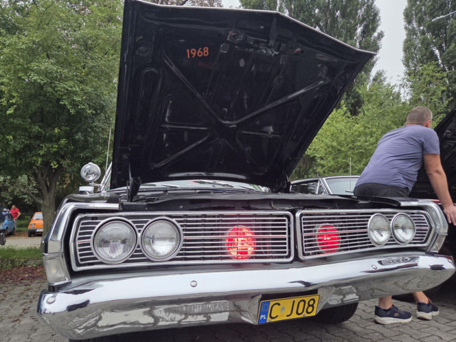 Prawdziwe motoryzacyjne perełki pod Torbydem! Bydgoskie Klasyki Nocą znów zachwyciły