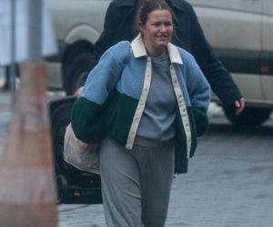 Olga Frycz wychodzi z dzieckiem ze szpitala